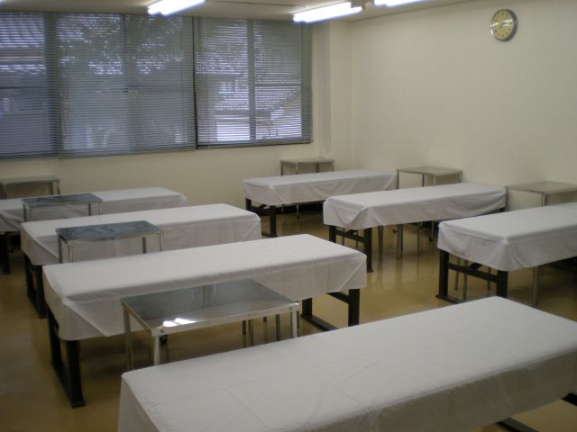 ベッドが並ぶ実習室の写真